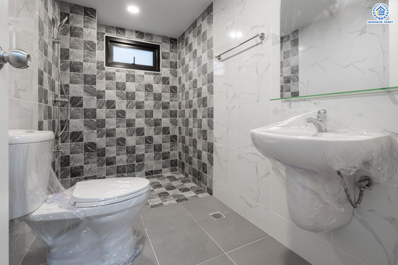 บ้านมือสองตกแต่งใหม่ ม.นาคนิวาส37 ลาดพร้าว เนื้อที่ 28 ตร.ว. ฟังก์ชัน 4 ห้องนอน 3 ห้องน้ำ 1 ที่จอดรถ พร้อม บนทำเลใจกลางเมือง! เชื่อมต่อทั้งถนนประเสริฐมนูญกิจ, เกษตร-นวมินทร์, ลาดพร้าว, รัชโยธินฯ ใกล้ทางด่วนฉลองรัช และรถไฟฟ้าสายสีน้ำเงิน "สถานีลาดพร้าว"...